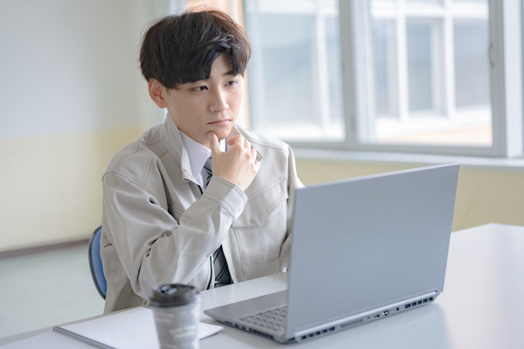 ホームページについて悩む男性